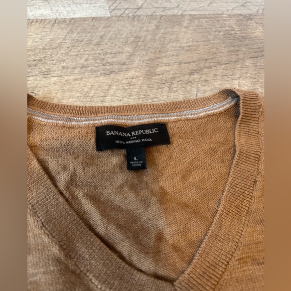 Banana Republic size LARGE tan V-neck sweater, long sleeve lightweight - Picture 2 of 6
